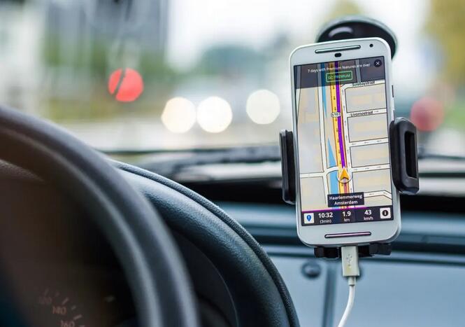 开车时，如何使用手机导航才不违法？ 1.jpg